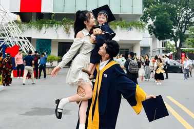 Chàng trai Hưng Yên bế vợ và con ở lễ tốt nghiệp, kể chuyện tình đẹp như mơ