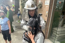 Hà Nội: Cảnh sát giải cứu 7 người mắc kẹt trong căn nhà 8 tầng bốc cháy