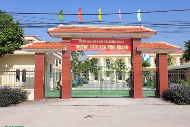 Đình chỉ giáo viên bị phụ huynh tố cho trẻ 15 tháng “uống nước bồn cầu”