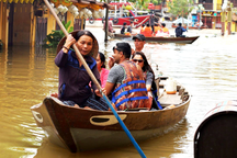 Kiếm tiền triệu mỗi ngày nhờ chở khách tham quan phố cổ mùa ngập lụt