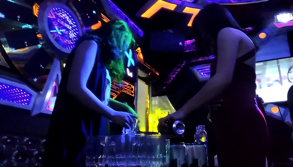 Cảnh nam nữ nườm nượp trong quán karaoke mặc Hà Nội chưa gỡ lệnh cấm - 2 Cảnh nam nữ nườm nượp trong quán karaoke mặc Hà Nội chưa gỡ lệnh cấm - 2