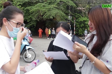 Thí sinh Hà Nội phấn khích vì đề thi môn Ngoại ngữ “dễ thở”