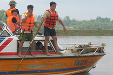 Theo “đội vớt xác”