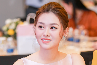 Tường San rạng rỡ xuất hiện sau thành tích Top 8 Hoa hậu Quốc tế