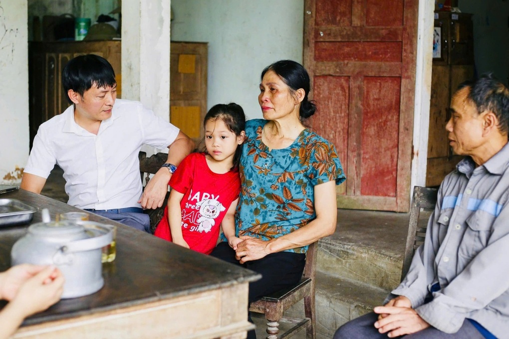 Cô bé bán rau nghèo khó và phép màu từ những tấm lòng xa lạ - 3