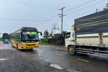 Đèo Bảo Lộc sạt lở, quốc lộ 28B tấp nập xe cộ dù đã xuống cấp