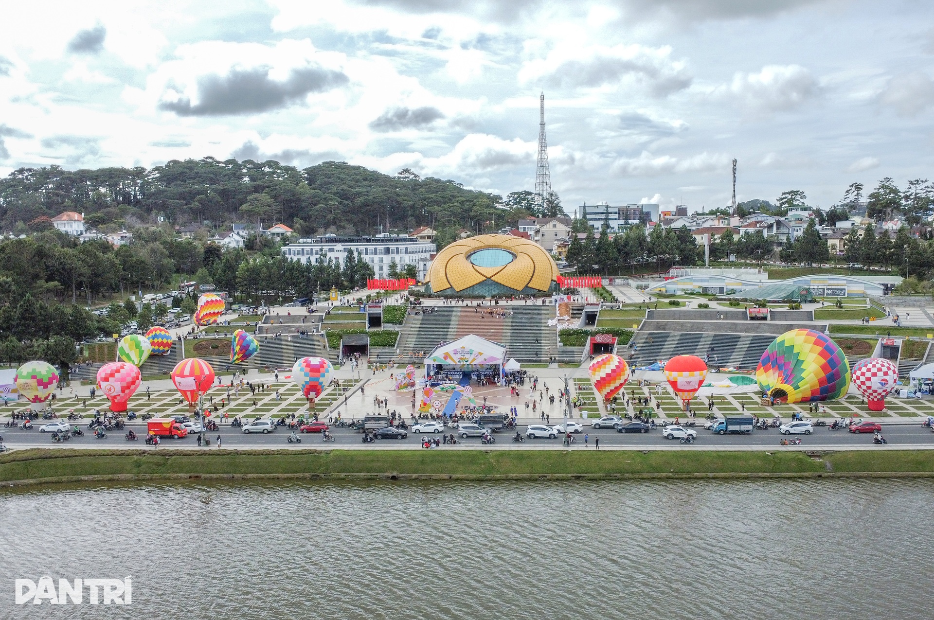 Langit Da Lat berwarna-warni semasa festival belon udara panas - 9 Bầu trời Đà Lạt rực rỡ sắc màu trong lễ hội khinh khí cầu - 9