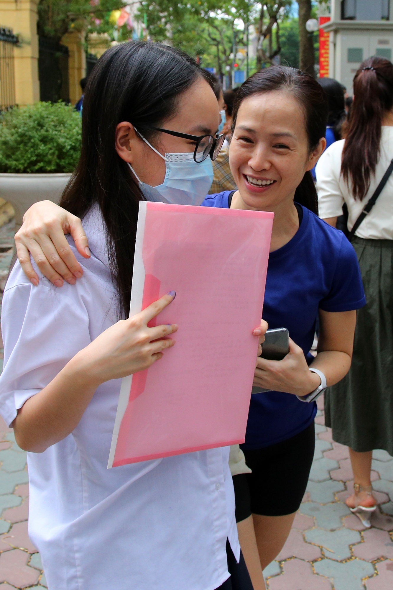 Hình ảnh cảm động bên ngoài phòng thi môn Văn - 7 Hình ảnh cảm động bên ngoài phòng thi môn Văn - 7