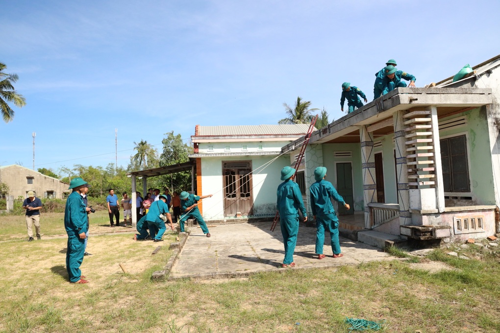 Cấp 40 thùng phuy chống nước cho người dân vùng ngập lụt - 1 Cấp 40 thùng phuy chống nước cho người dân vùng ngập lụt - 1