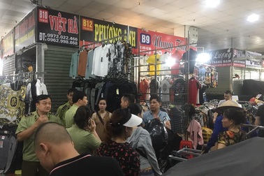 Truy quét "điểm nóng" Ninh Hiệp, thu giữ hàng nghìn đồ hiệu "rởm"