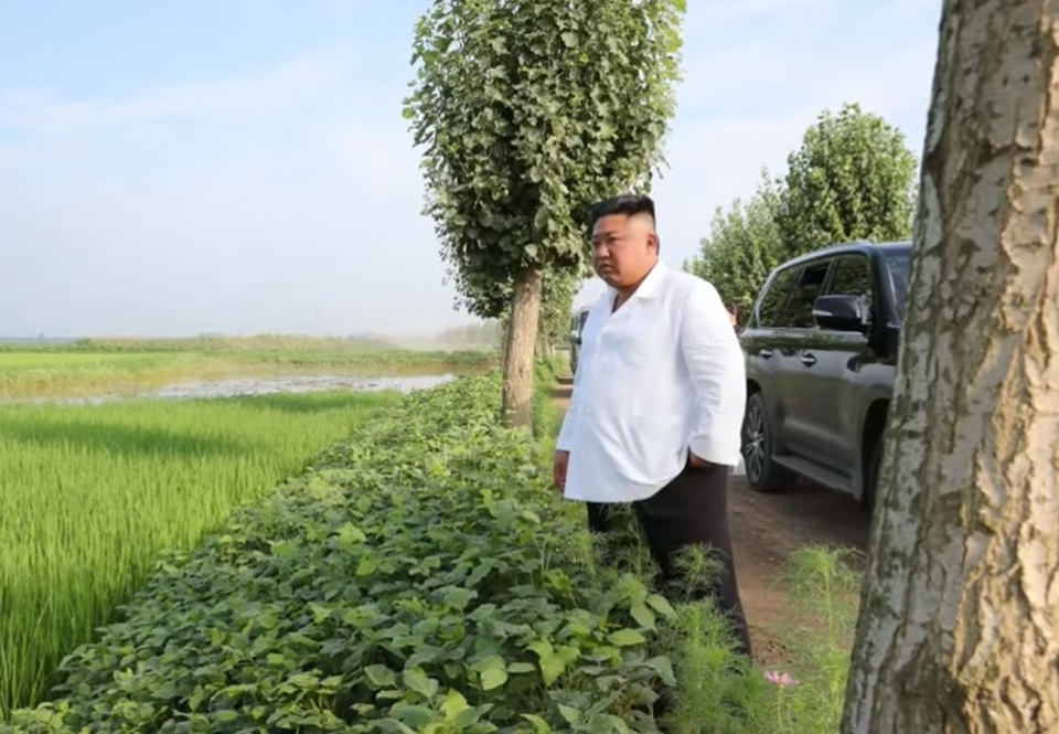 Soi chiếc SUV hạng sang ông Kim Jong-un lái đi thăm vùng lũ - 2 Soi chiếc SUV hạng sang ông Kim Jong-un lái đi thăm vùng lũ - 2