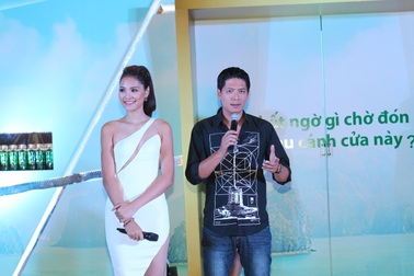 Hương Giang rạng ngời và xinh đẹp với màu trắng