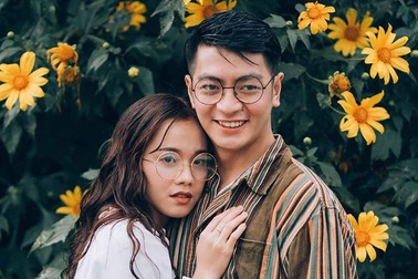 Ảnh cưới ngọt ngào mùa hoa dã quỳ của cặp đôi có tính cách “ngược chiều”