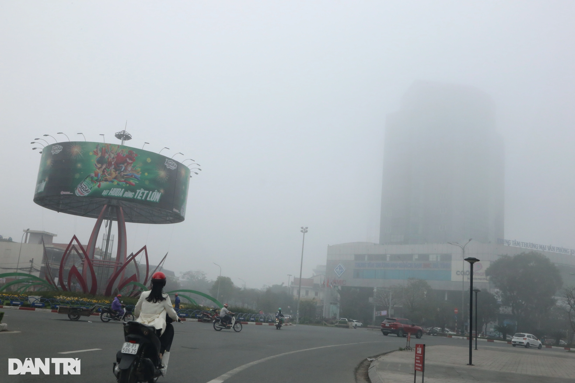 Nhiều tòa cao ốc ở Hà Tĩnh biến mất trong sương mù - 8 Nhiều tòa cao ốc ở Hà Tĩnh biến mất trong sương mù - 8
