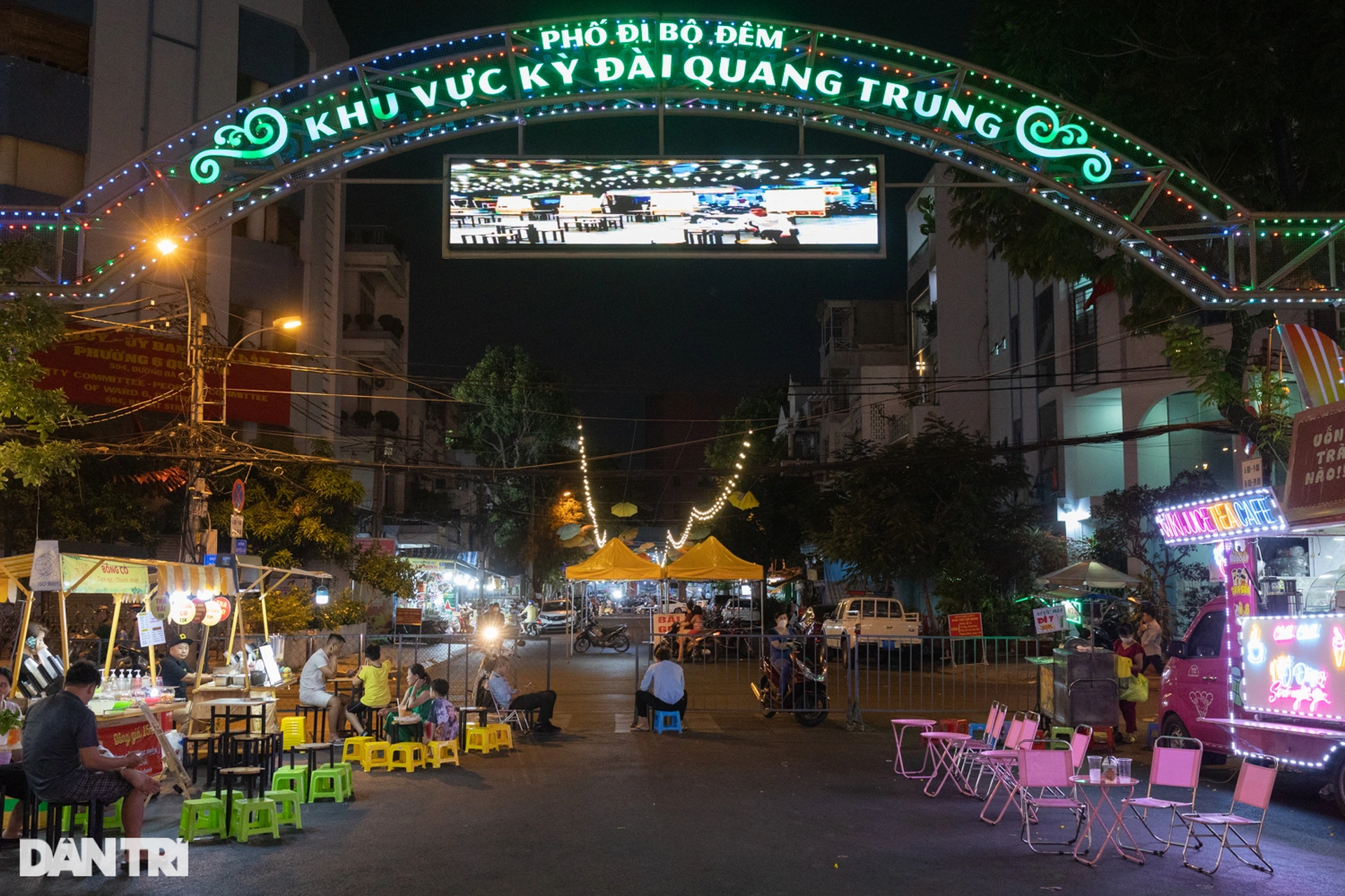 Cảnh trái ngược giữa phố đi bộ và phố ẩm thực ở TPHCM - 1 Cảnh trái ngược giữa phố đi bộ và phố ẩm thực ở TPHCM - 1