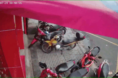 Cành cây rơi xuống đường đè trúng ô tô 7 chỗ và xe máy