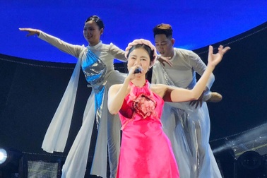 Du khách “cháy” hết mình trong đêm khai mạc Lễ hội du lịch hè Bình Định