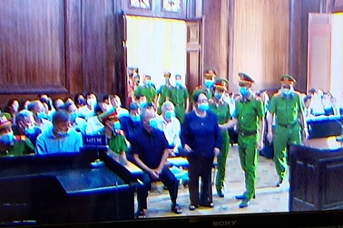 Đại gia Bạch Diệp liên tục gào thét, quậy phá tại tòa