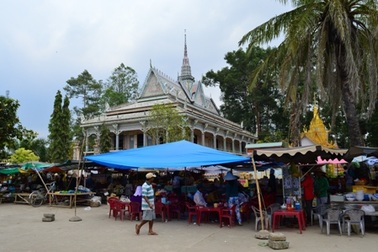 Sóc Trăng: Bao giờ mới chấm dứt "họp" chợ bát nháo trong chùa Chén Kiểu ?   