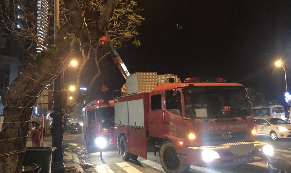 Giải cứu nam thanh niên định nhảy lầu từ tầng 23 khách sạn - 2 Giải cứu nam thanh niên định nhảy lầu từ tầng 23 khách sạn - 2