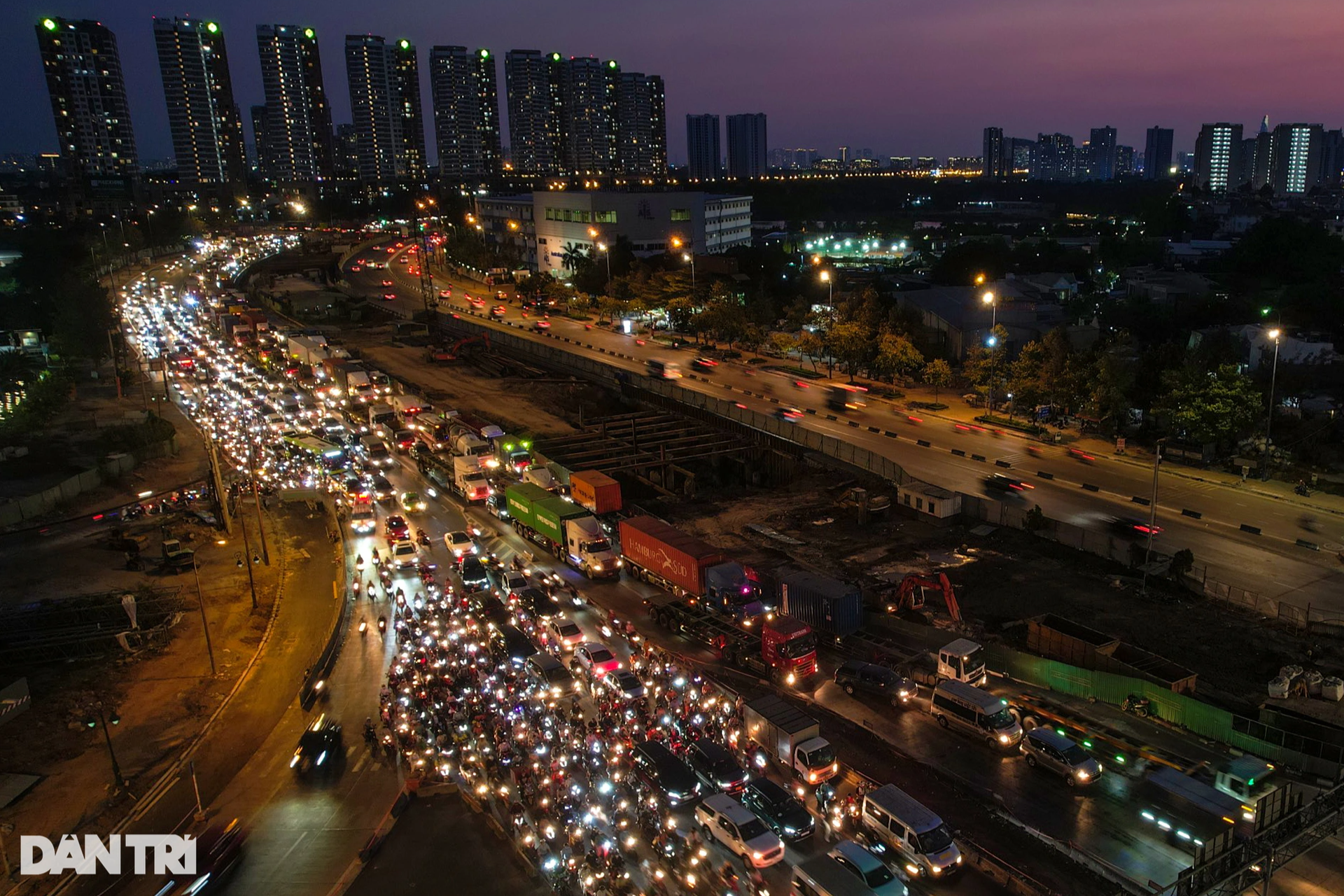 Ngán ngẩm cảnh ùn tắc tại nút giao lớn nhất TPHCM vào giờ cao điểm - 4 Ngán ngẩm cảnh ùn tắc tại nút giao lớn nhất TPHCM vào giờ cao điểm - 4