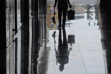 Nữ lao công bật khóc vì ly trà sữa bỏ đi ở nhà vệ sinh