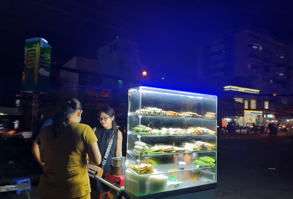 Bươn chải nghề bán cá viên chiên đêm ở Sài Gòn - 3 Bươn chải nghề bán cá viên chiên đêm ở Sài Gòn - 3