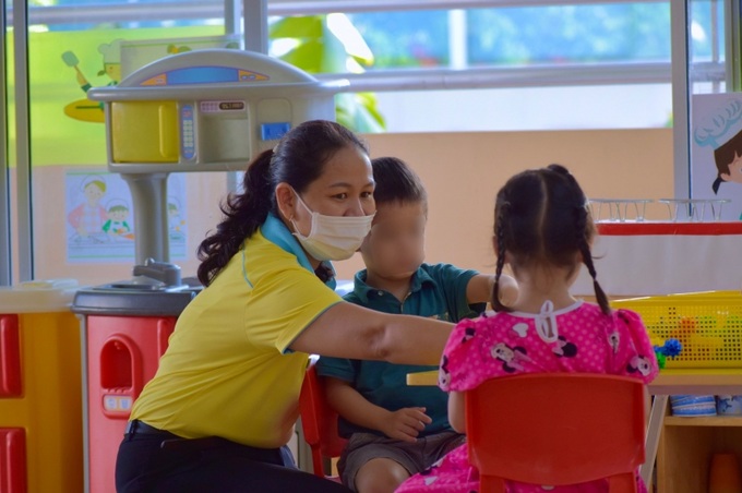 Trường hợp F1 đã được tiêm đủ liều vaccine phòng COVID-19 hoặc đã từng mắc COVID-19 trong vòng 3 tháng được phép tiếp tục đi làm, đi học và phải chấp hành nghiêm các quy định .