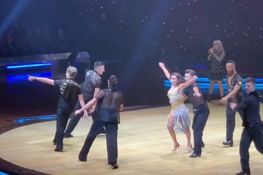 Shirley Ballas khiêu vũ cùng đồng nghiệp