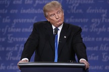 Trump nghi ngờ ban tổ chức cố tình để ông sử dụng micro hỏng