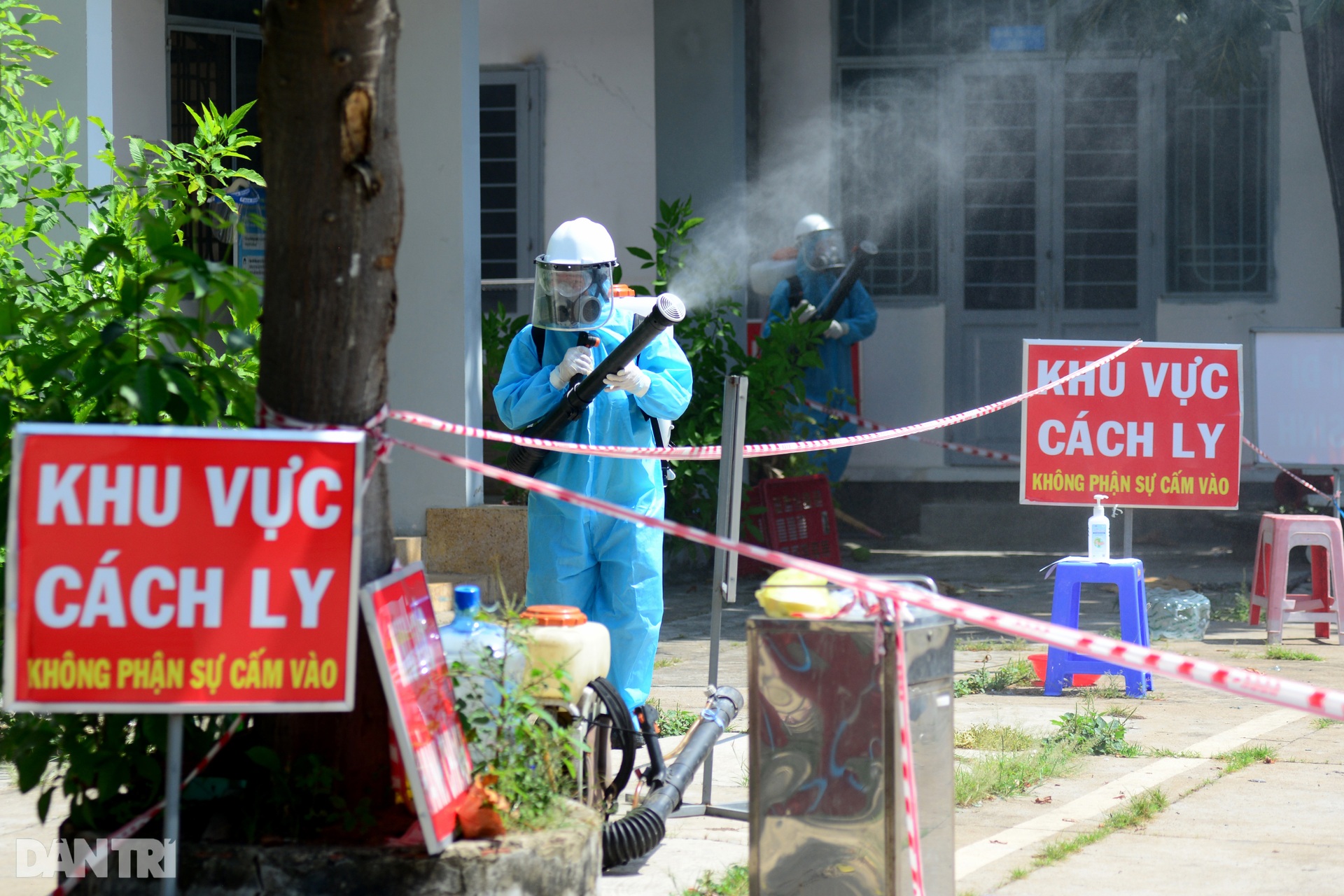 Thiếu niên 15 tuổi tình nguyện tham gia đội khử khuẩn đường phố ở Sài Gòn - 7