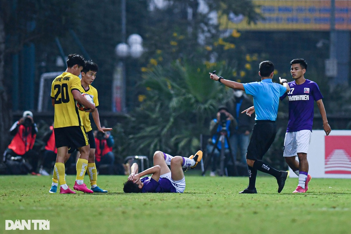 Cầu thủ U21 Hà Nội ngậm ngùi bật khóc sau trận thua chung kết U21 Quốc gia - 8 Cầu thủ U21 Hà Nội ngậm ngùi bật khóc sau trận thua chung kết U21 Quốc gia - 8