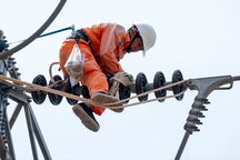 Thợ điện miền Nam tận tâm với nghề