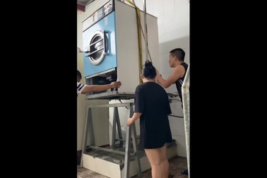 Cô gái Hà Giang chạy lụt "siêu tốc", kê máy giặt nặng 300kg trong tích tắc