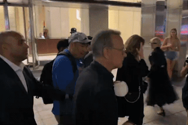 Tom Hanks gây bất ngờ vì thái độ giận dữ với fan quá khích