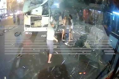 Khoảnh khắc xe buýt phát nổ giữa đường ở Nga