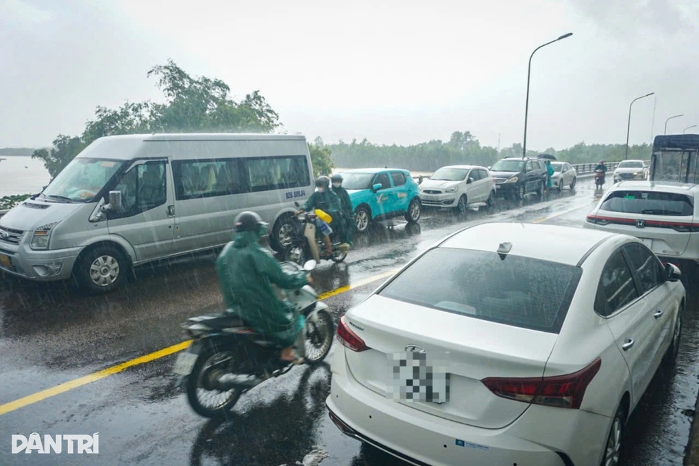 Hàng trăm ô tô được đưa lên cầu, xếp hàng dài để “chạy” lụt - 1 Hàng trăm ô tô được đưa lên cầu, xếp hàng dài để “chạy” lụt - 1