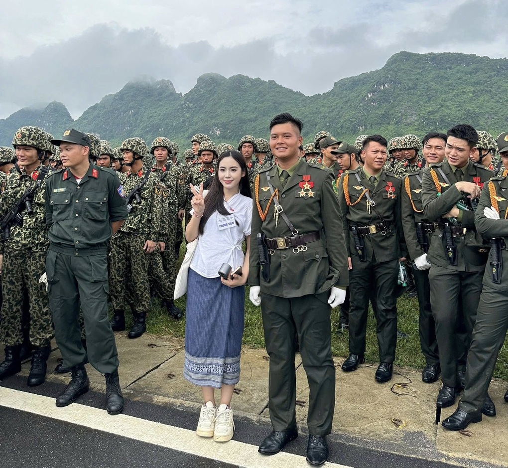 Xem hợp luyện diễu binh, cô gái Lào ấn tượng với dàn khí tài của Việt Nam - 4 Xem hợp luyện diễu binh, cô gái Lào ấn tượng với dàn khí tài của Việt Nam - 4
