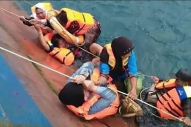 Hãi hùng cảnh hành khách bám víu vào phà đang chìm ngoài khơi Indonesia