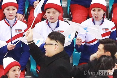 Đội cổ vũ Triều Tiên “náo loạn” trước bản sao Kim Jong-un