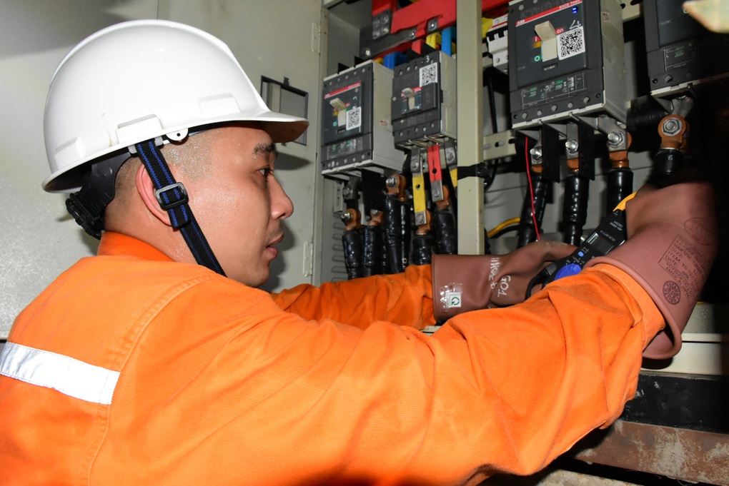 EVNHANOI bảo đảm cung ứng điện ổn định cho người dân trong mùa nóng kéo dài - 6