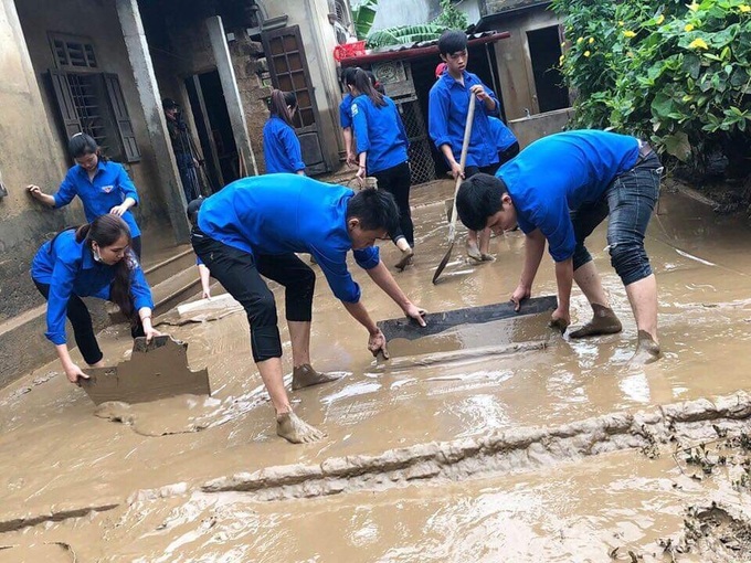 Gần 600 thanh niên tình nguyện vệ sinh môi trường sau lũ - Ảnh 2.