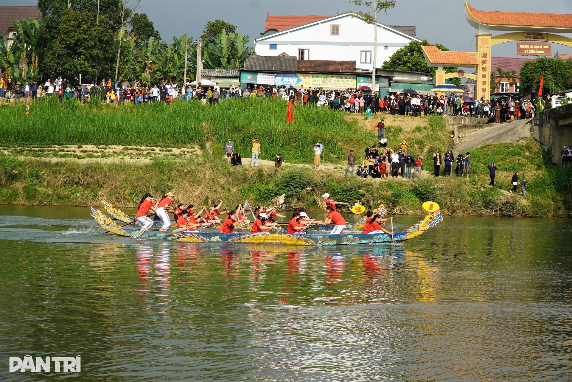 Cụ bà 70 tóc bạc trắng đua thuyền rồng, hàng loạt đối thủ chào thua - 3 Cụ bà 70 tóc bạc trắng đua thuyền rồng, hàng loạt đối thủ chào thua - 3