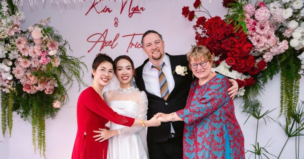 Mẹ chồng Pháp mê sang Việt Nam phượt xe máy, hát đám cưới - 2