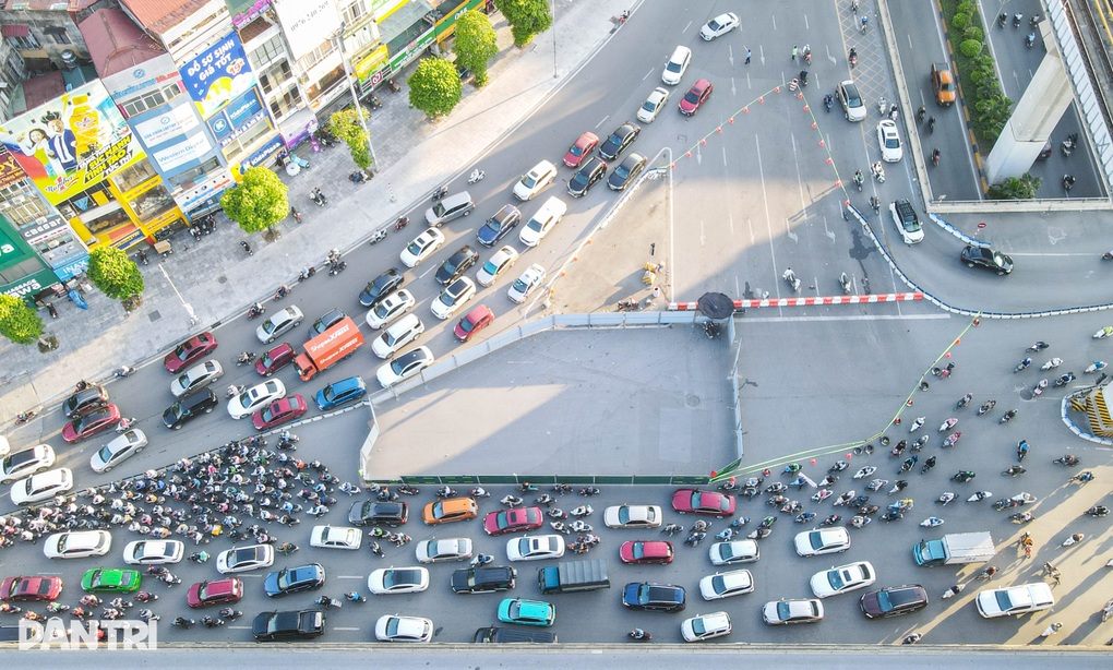 Giao thông hỗn loạn vì lô cốt trên đường Nguyễn Trãi - 1 Giao thông hỗn loạn vì lô cốt trên đường Nguyễn Trãi - 1