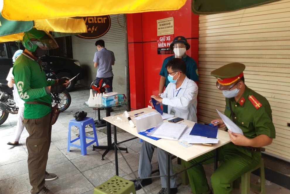 Hà Nội: Shipper cãi lý khi bị phạt vì ra đường không có lý do chính đáng - 2 Hà Nội: Shipper cãi lý khi bị phạt vì ra đường không có lý do chính đáng - 2