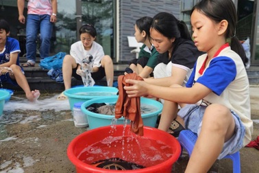 Món quà của học sinh mồ côi vì Covid-19 gửi đến bạn bè ở vùng lũ miền Bắc