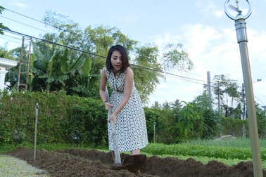 Trung Dũng, Lan Trinh tập làm nông dân