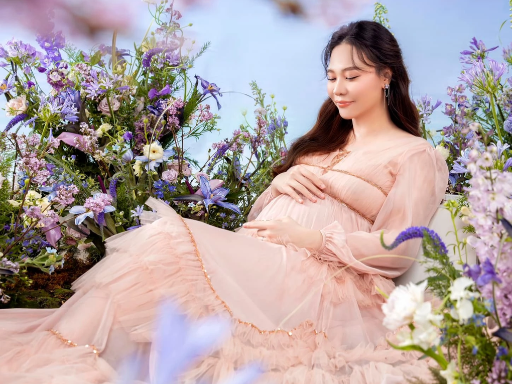 Loạt mỹ nhân Việt bụng bầu vượt mặt vẫn gợi cảm hút hồn - 7 Loạt mỹ nhân Việt bụng bầu vượt mặt vẫn gợi cảm hút hồn - 7