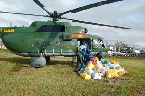 Quân đội huy động 6 máy bay hỗ trợ người dân vùng lũ